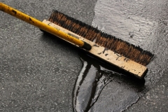 sealing-damaged-asphalt-drive-way